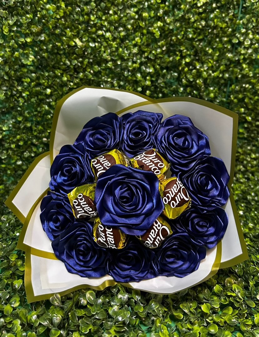 Boque de cetim com bonbons